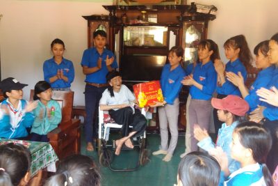 Các Thầy, Cô giáo va học sinh trường TH Phan Chu Trinh đi thăm và tặng quà tết cho Mẹ Việt Nam anh hùng, tại địa phương!
